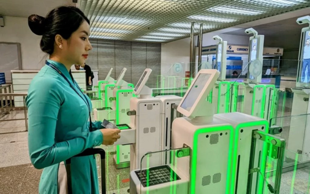 Làm thủ tục nhập cảnh qua cổng Autogate (Kiểm soát tự động)