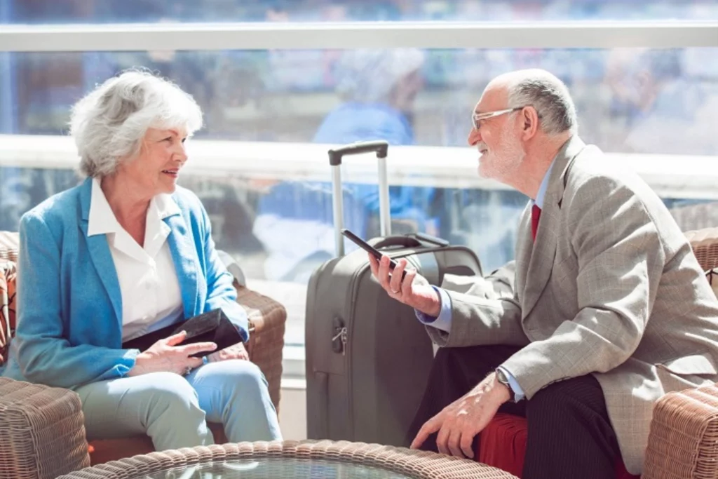 10 Lưu ý quan trọng giúp người già đi máy bay quốc tế an toàn, thoải mái 