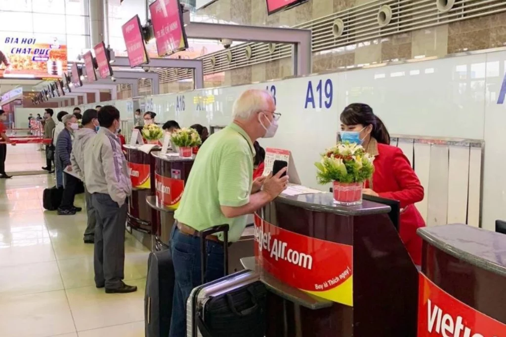 10 Lưu ý quan trọng giúp người già đi máy bay quốc tế an toàn, thoải mái 